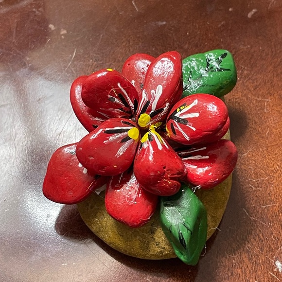 Hand crafted painted natural rock red flower green leaves 4x3 inches poinsettia - Picture 8 of 12